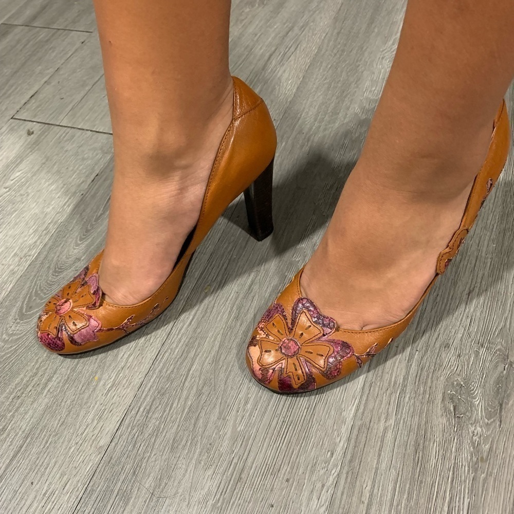 Apepazza Salerno Leather Floral Pumps size 38 USA 8‎